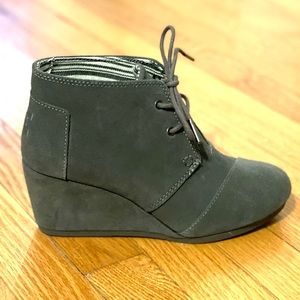 TOMS Lace Up Suede Wedge Booties Gray / Taupe Size 7.5 Womens